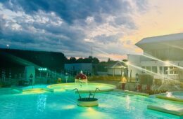 Foto lido estivo al crepuscolo